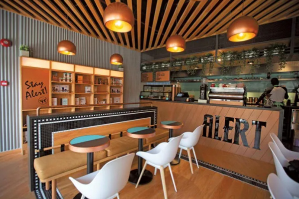 Cafe dengan pencahayaan yang lembut dan hangat